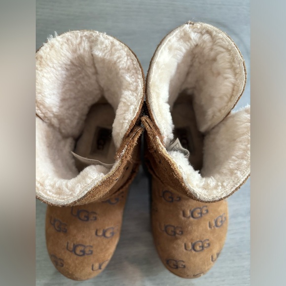 Toddler UGG Keelan Embossed boots - Picture 2 of 9